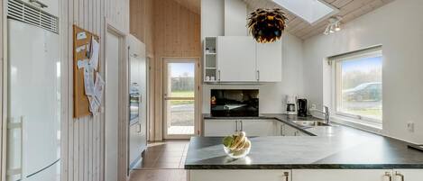 Kjøleskap, ovn, kokeplater og kaffetrakter/tekoker