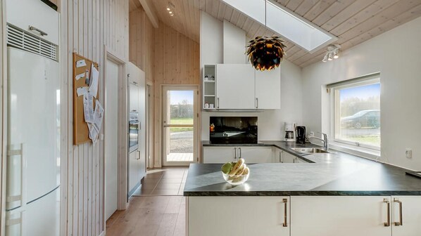 Jääkaappi, uuni, liesi, kahvin-/teenkeitin