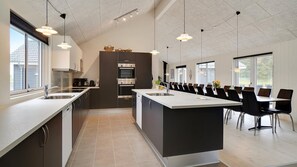Fridge, microwave, oven, stovetop - VillaVilla 429 - Hostrup Strand, Limfjorden (Spøttrup)