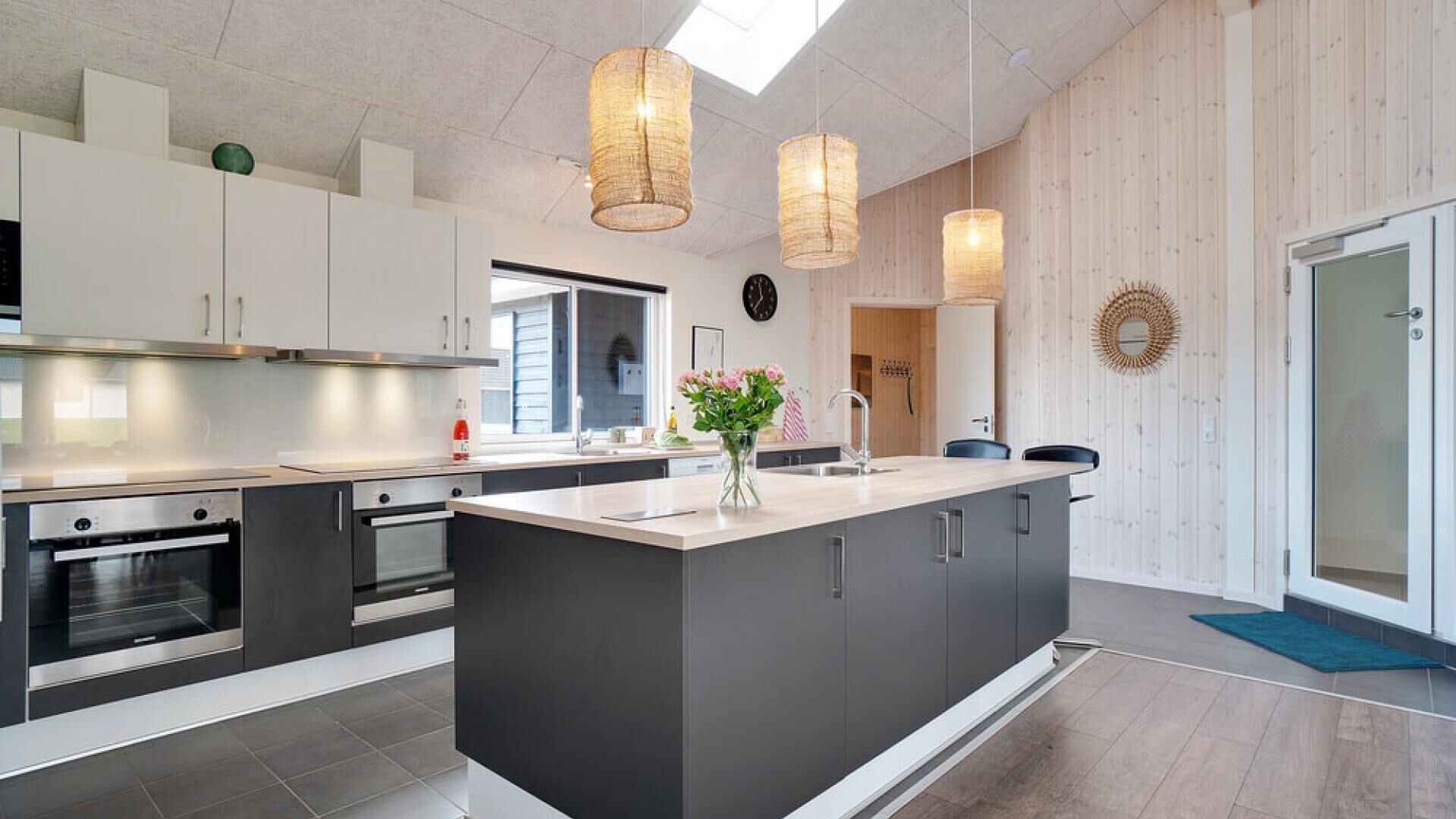 Kjøleskap, ovn, kokeplater og kaffetrakter/tekoker