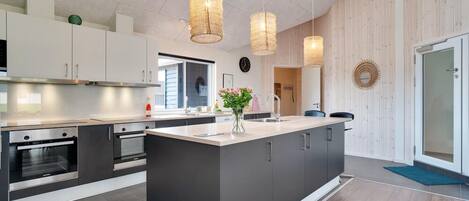 Kjøleskap, ovn, kokeplater og kaffetrakter/tekoker