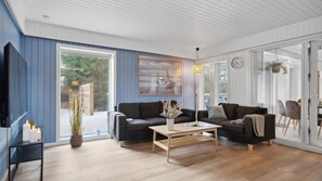 Tv, eldstad, en tv-spelskonsol och ett bordtennisbord