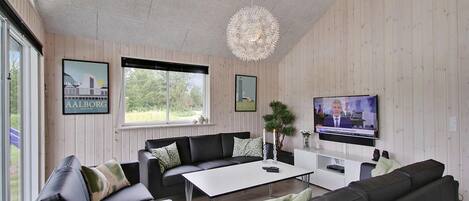 Peis, fotballspill og bordtennis