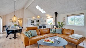 Tv, eldstad, bordsfotboll och ett bordtennisbord