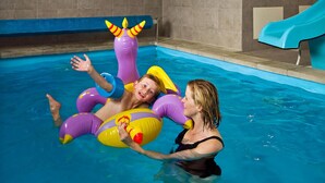 Ein Schwimmbad mit einem Kind und einer erwachsenen Person.