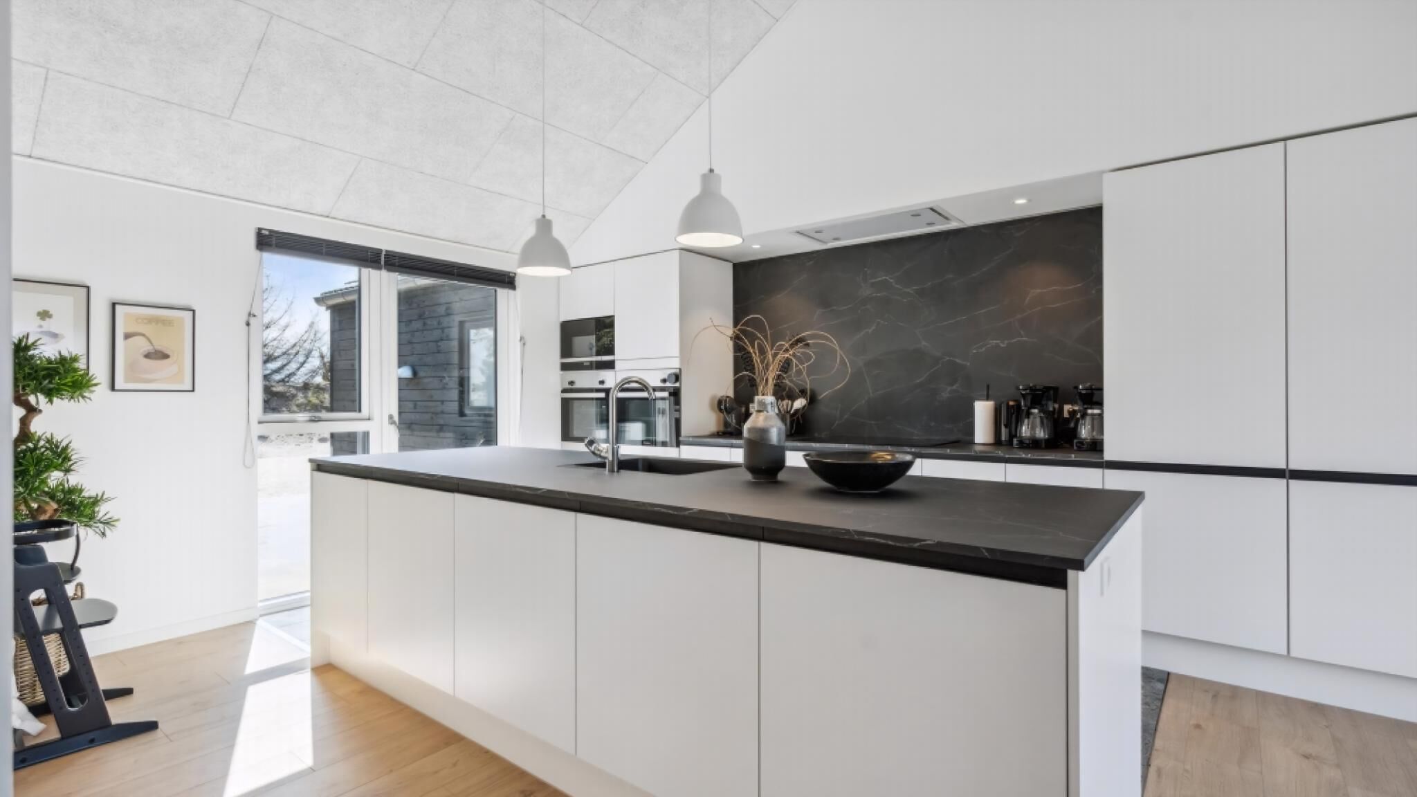 Frigorífico, horno, placa de cocina y cafetera o tetera