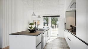 Wasserkocher mit Kaffee-/Teezubehör, Kühlschrank, Mikrowelle, Ofen