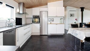 Wasserkocher mit Kaffee-/Teezubehör, Kühlschrank, Mikrowelle, Ofen