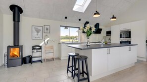 Geladeira, fogão, cooktop, cafeteira/chaleira