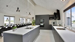 Kaffetrakter/tekoker, kjøleskap, mikrobølgeovn og ovn