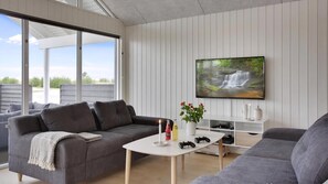 Televisión, chimenea, futbolito y tenis de mesa 