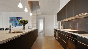 Een koelkast, een oven, een kookplaat, een koffiezetapparaat/waterkoker