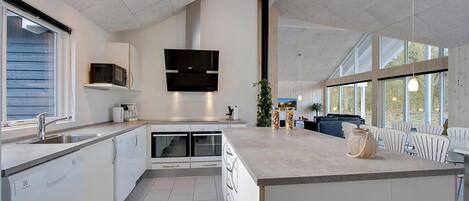 Frigorífico, horno, placa de cocina y cafetera o tetera