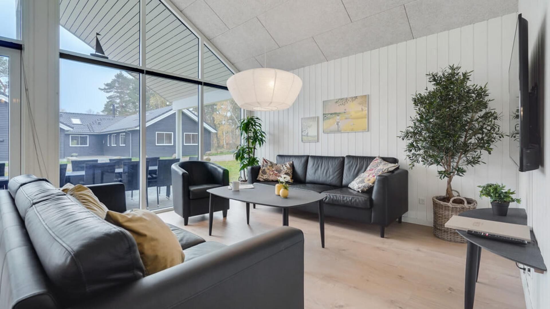 Una chimenea, un futbolín, una mesa de tenis de mesa