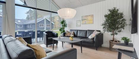 Una chimenea, un futbolín, una mesa de tenis de mesa