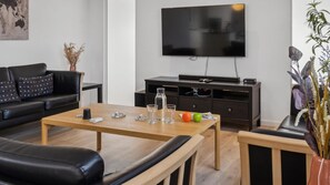 TV, console de videogame, pebolim, mesa de pingue-pongue