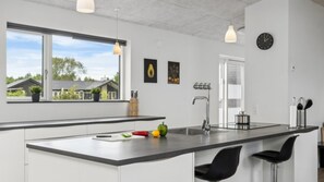 Geladeira, fogão, cooktop, cafeteira/chaleira