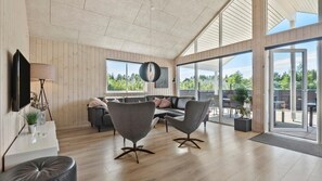 Televisión, chimenea, futbolito y tenis de mesa 