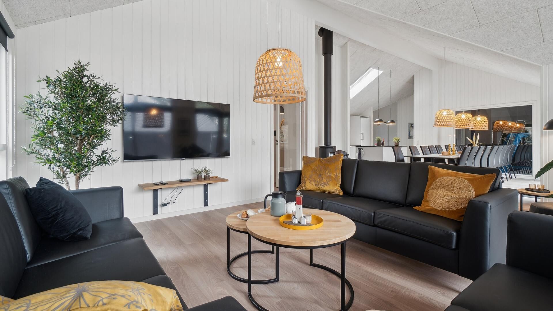 Een open haard, tafelvoetbal en een tafeltennistafel