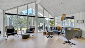 Fernseher, Kamin, Tischfußball, Tischtennisplatte