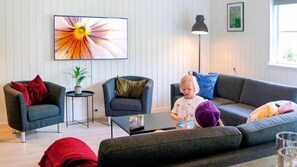 Televisión, chimenea, consola de videojuegos y futbolito 