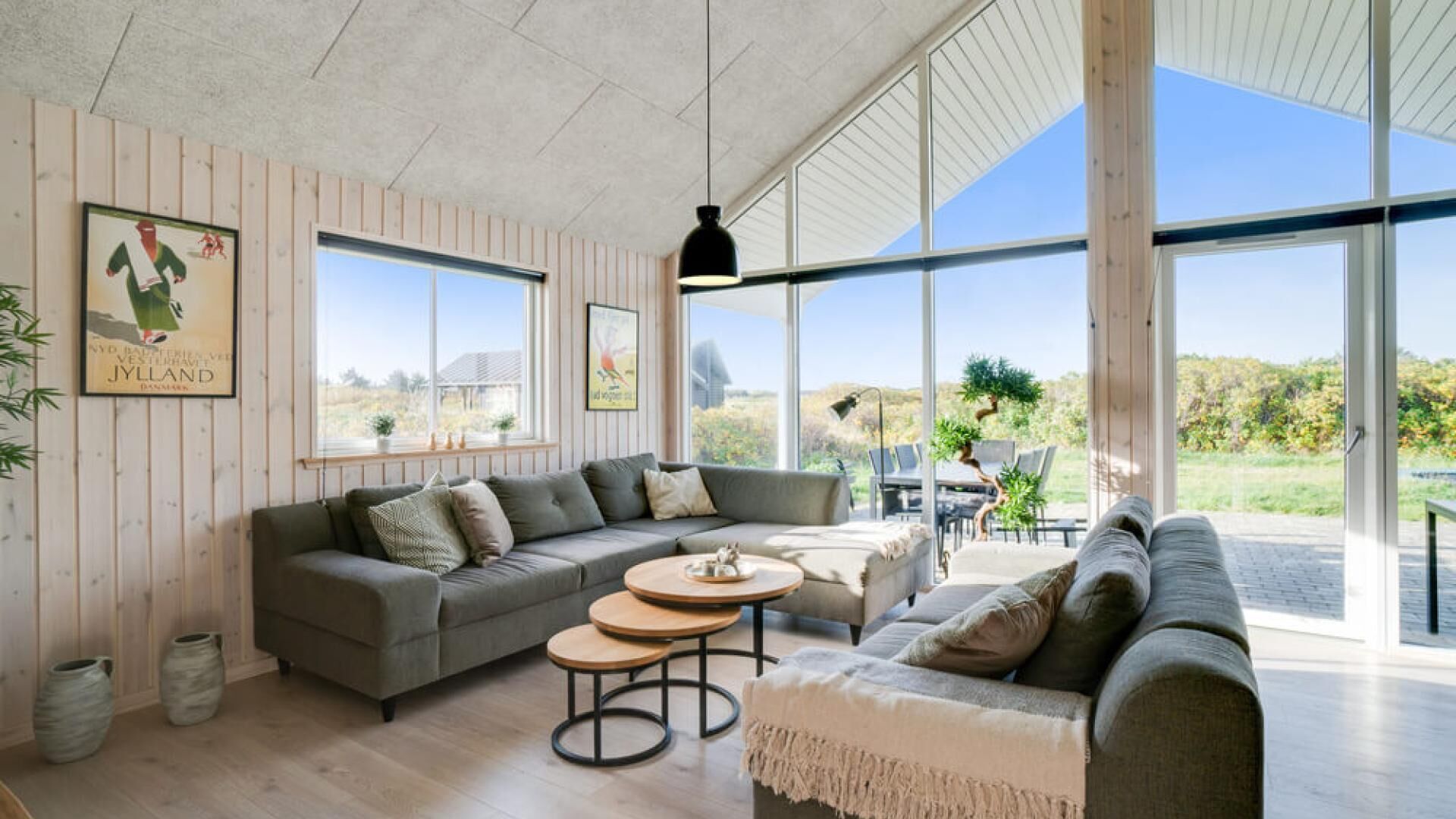 Cheminée, baby-foot, table de tennis de table