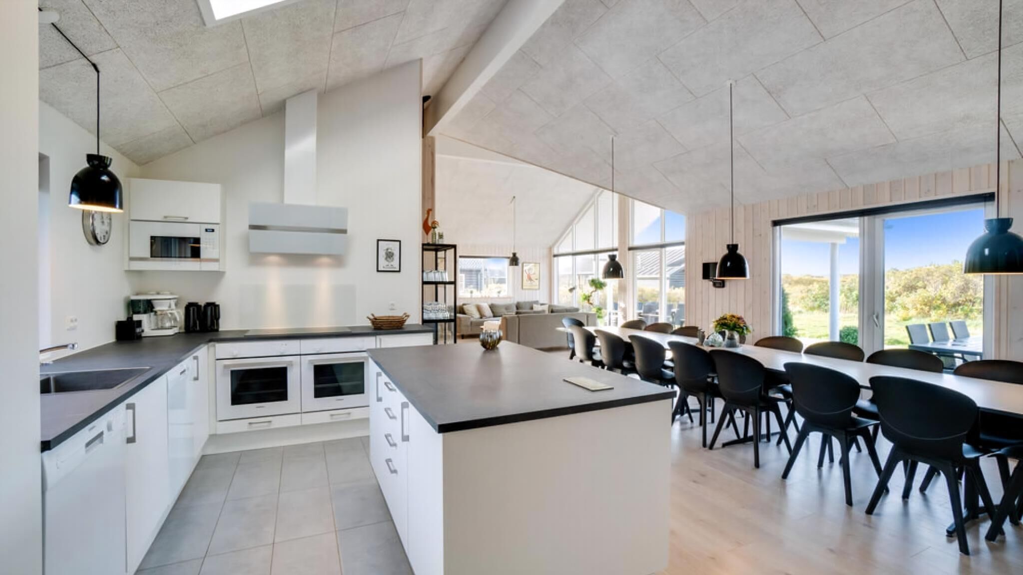 Een koelkast, een oven, een kookplaat, een koffiezetapparaat/waterkoker