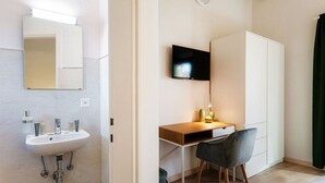 A modern bathroom with a sink, mirror, and toilet. - Near the lake and the center (FLORIDA ASCONA Room 09) (Ascona)