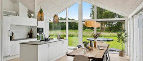 Frigorífico, horno, placa de cocina y cafetera o tetera