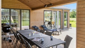 An outdoor patio with a table, chairs, and a grill. - VillaVilla 620 - Marielyst, Lolland/Falster/møn (Væggerløse)