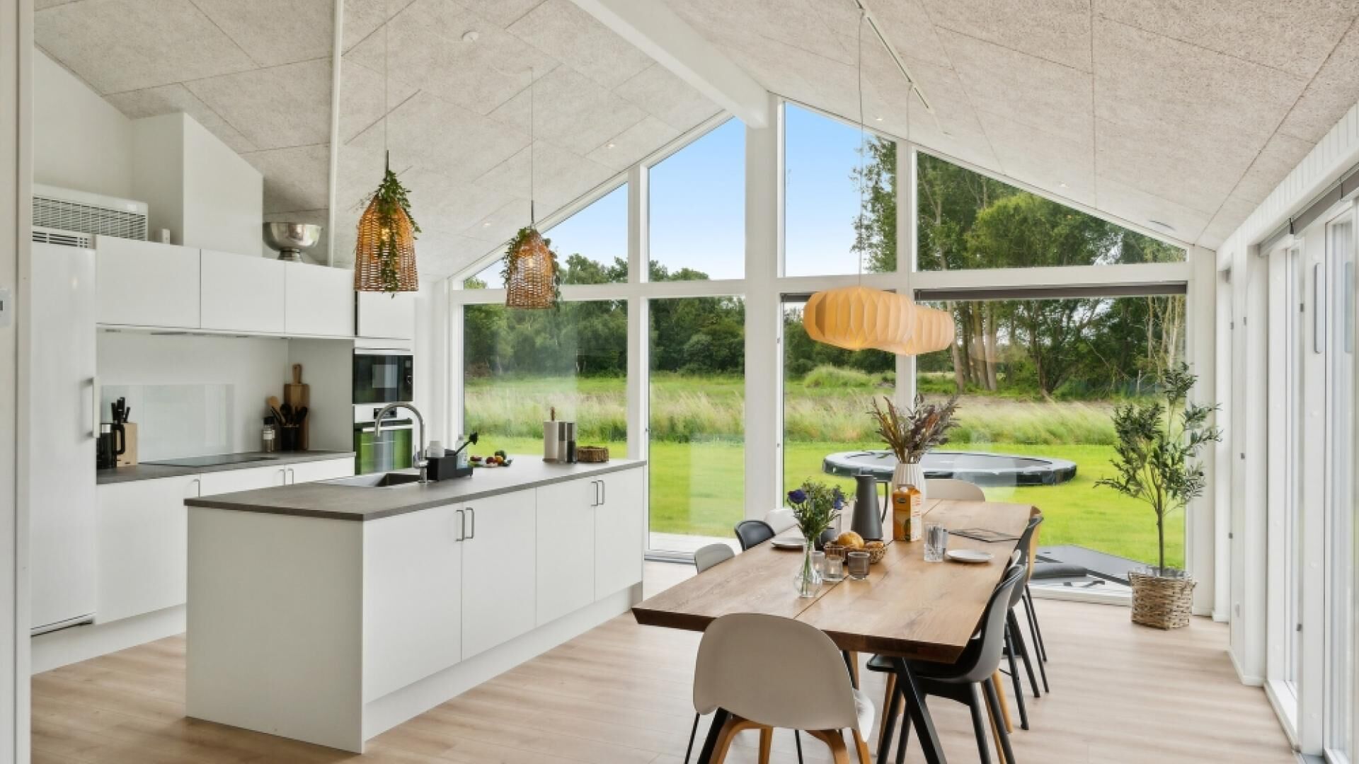 Kühlschrank, Ofen, Herdplatte, Wasserkocher mit Kaffee-/Teezubehör