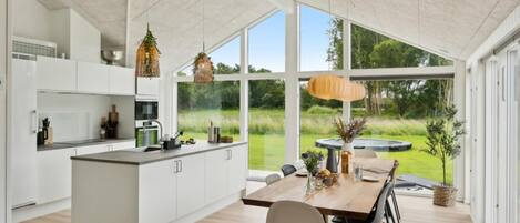 Kühlschrank, Ofen, Herdplatte, Wasserkocher mit Kaffee-/Teezubehör