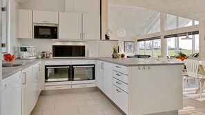 Frigorífico, horno, placa de cocina y cafetera o tetera