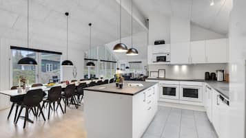 Een koelkast, een oven, een kookplaat, een koffiezetapparaat/waterkoker