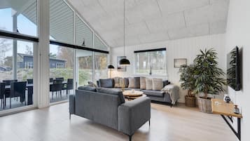 Een open haard, tafelvoetbal en een tafeltennistafel