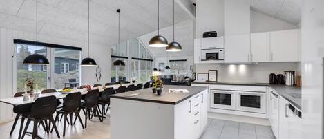 Geladeira, fogão, cooktop, cafeteira/chaleira