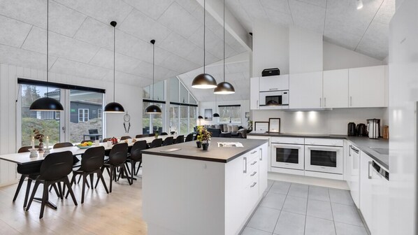 Réfrigérateur, four, plaque de cuisson, cafetière/bouilloire