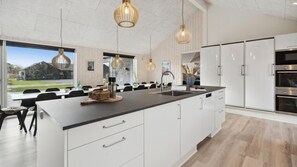 Fridge, oven, stovetop, coffee/tea maker