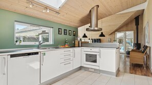 Fridge, microwave, oven, stovetop - VillaVilla 268 - Ebeltoft, Østjylland (Ebeltoft)
