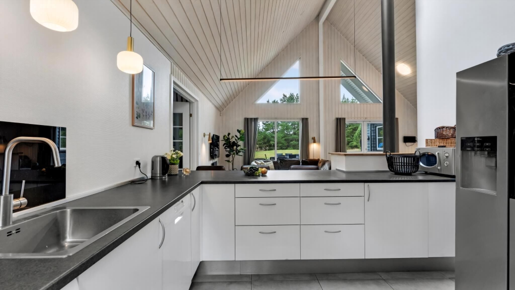 Fridge, oven, stovetop, coffee/tea maker