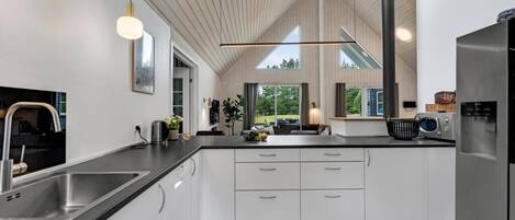 Fridge, oven, stovetop, coffee/tea maker