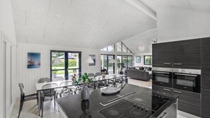 Wasserkocher mit Kaffee-/Teezubehör, Kühlschrank, Mikrowelle, Ofen
