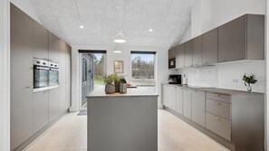 Køleskab, ovn, kogeplade, kaffe-/temaskine