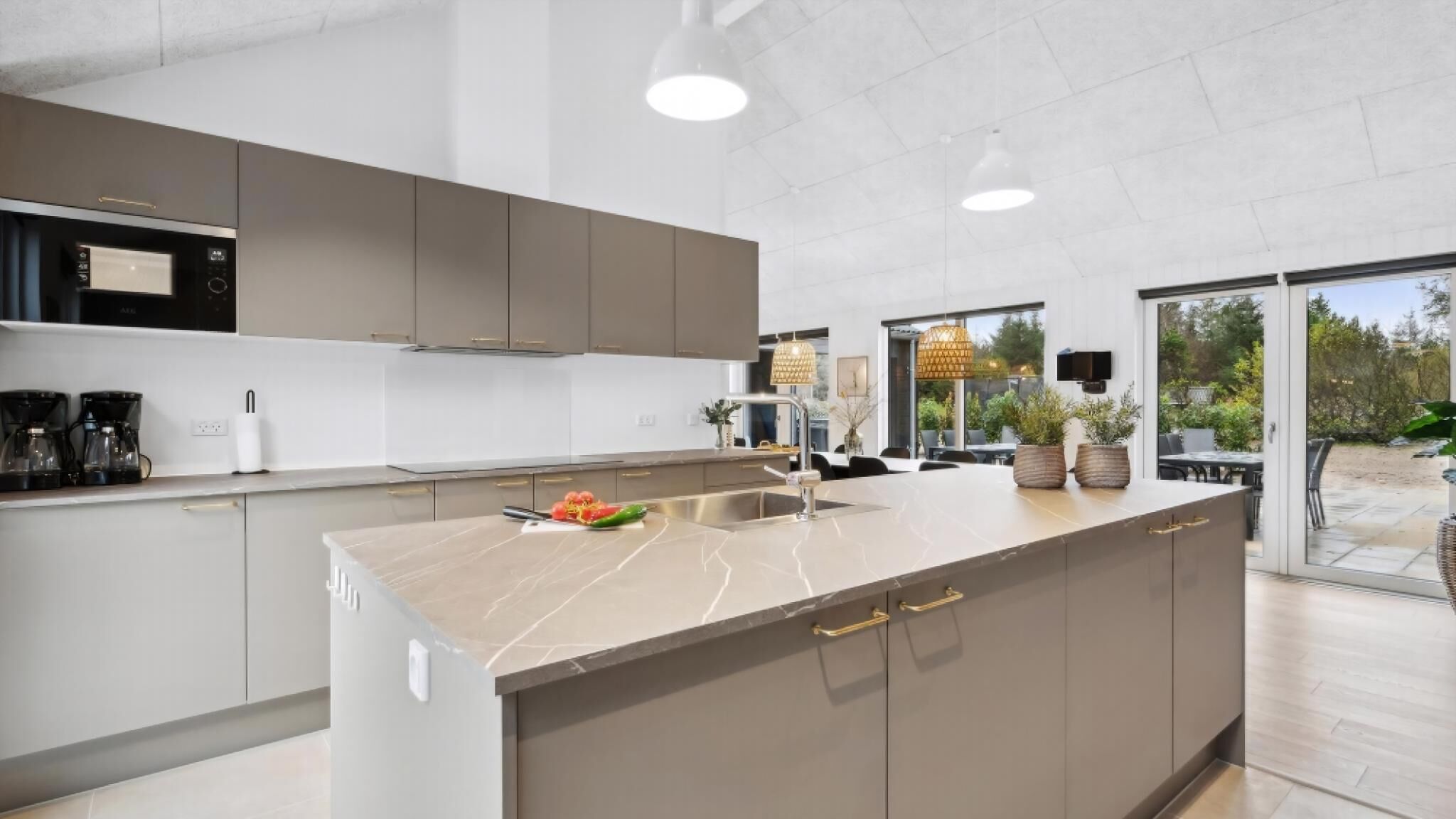 Kjøleskap, ovn, kokeplater og kaffetrakter/tekoker