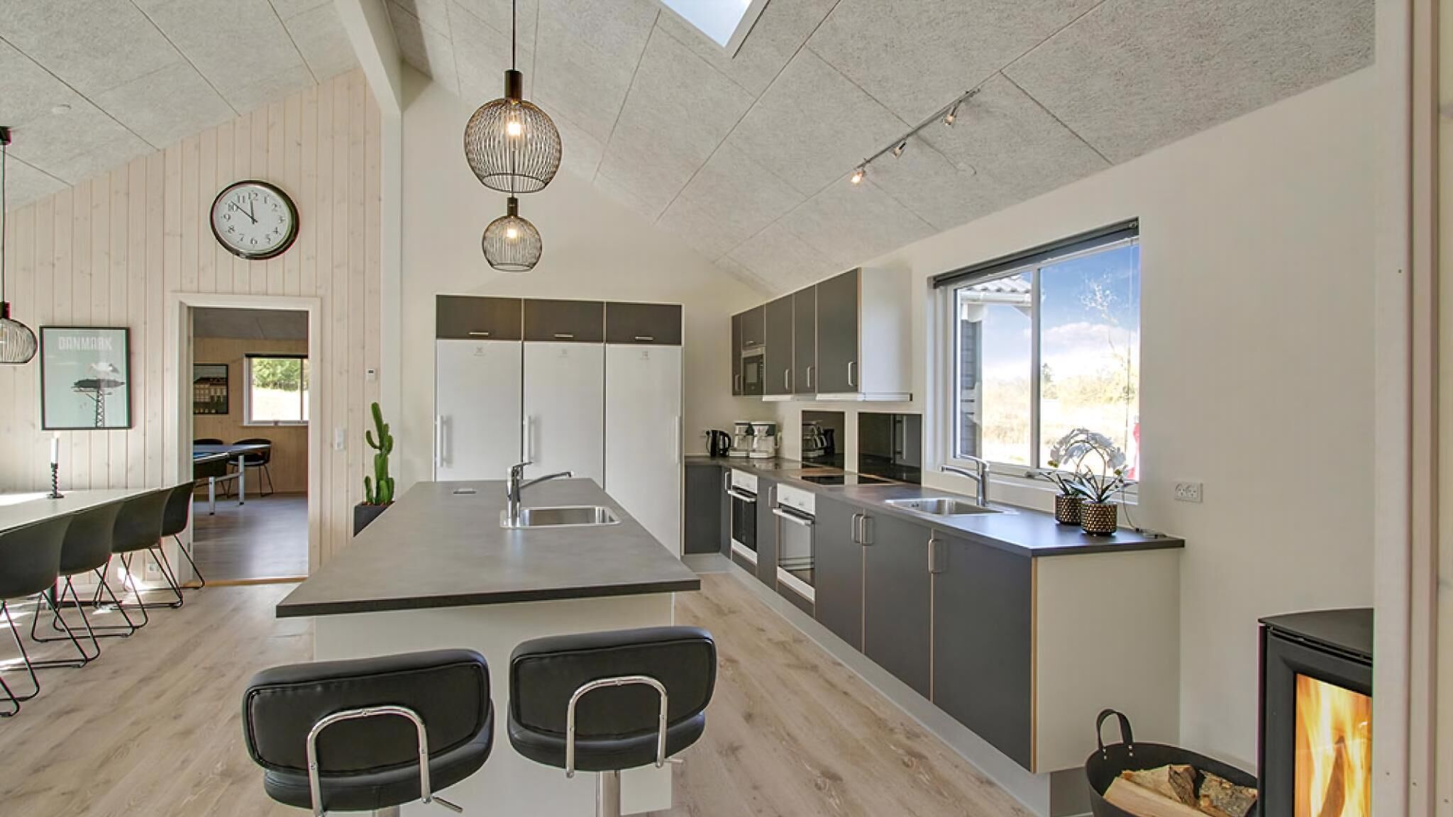 Fridge, oven, stovetop, coffee/tea maker