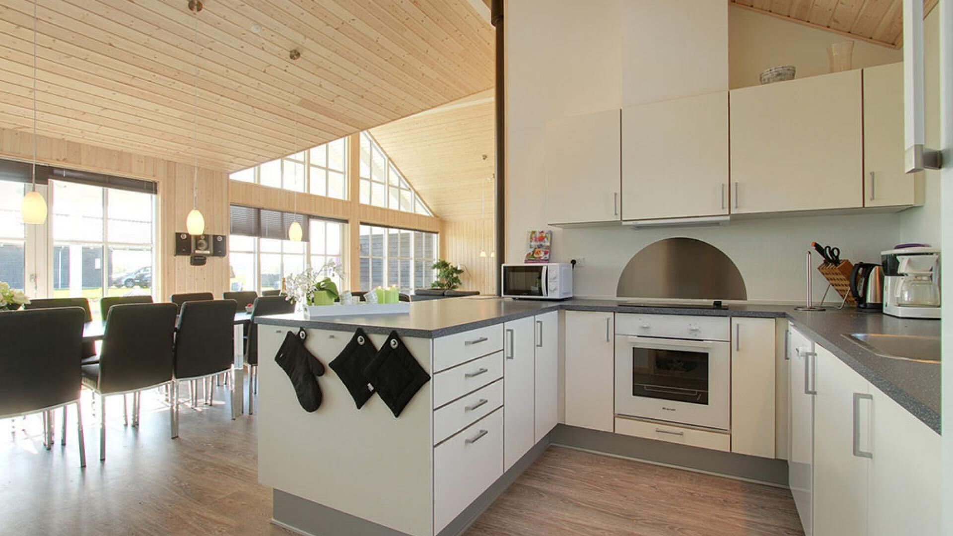 Køleskab, ovn, kogeplade, kaffe-/temaskine