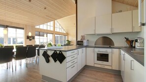 Wasserkocher mit Kaffee-/Teezubehör, Kühlschrank, Mikrowelle, Ofen