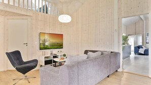 TV, caminetto, console per videogiochi, tavolo da calcetto