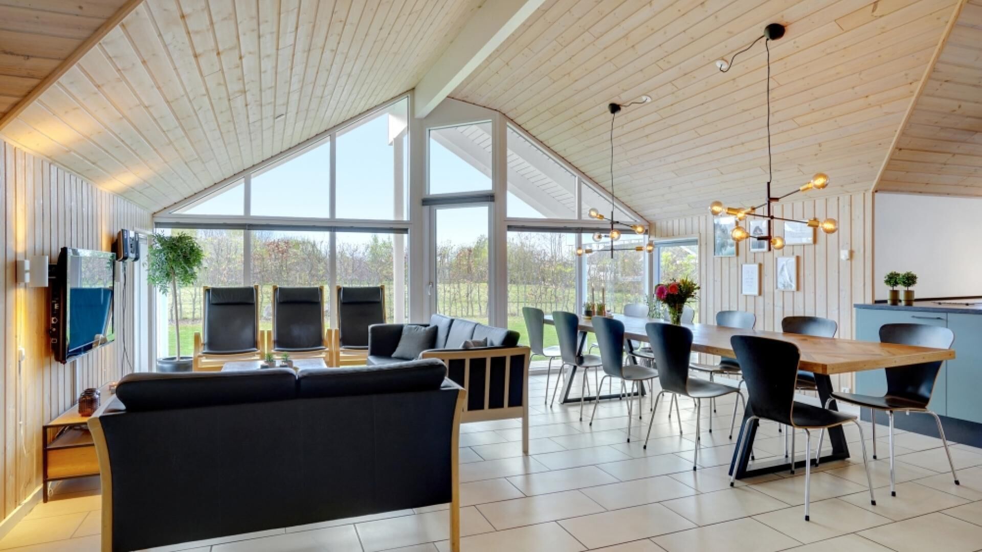 Uma cozinha ampla com área de refeições, grandes janelas e design moderno.