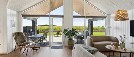 Peis, fotballspill og bordtennis